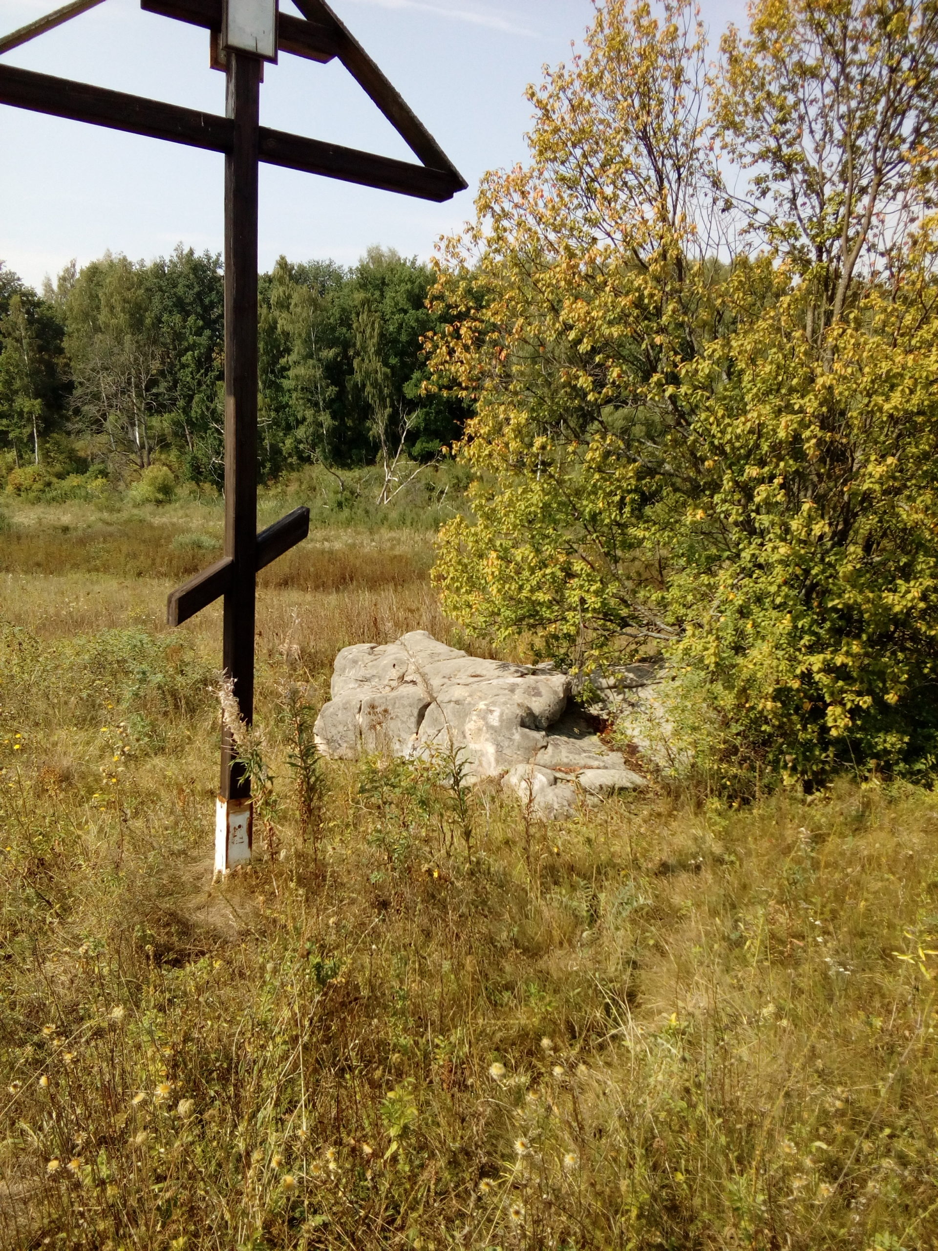 крест рядом с камнем