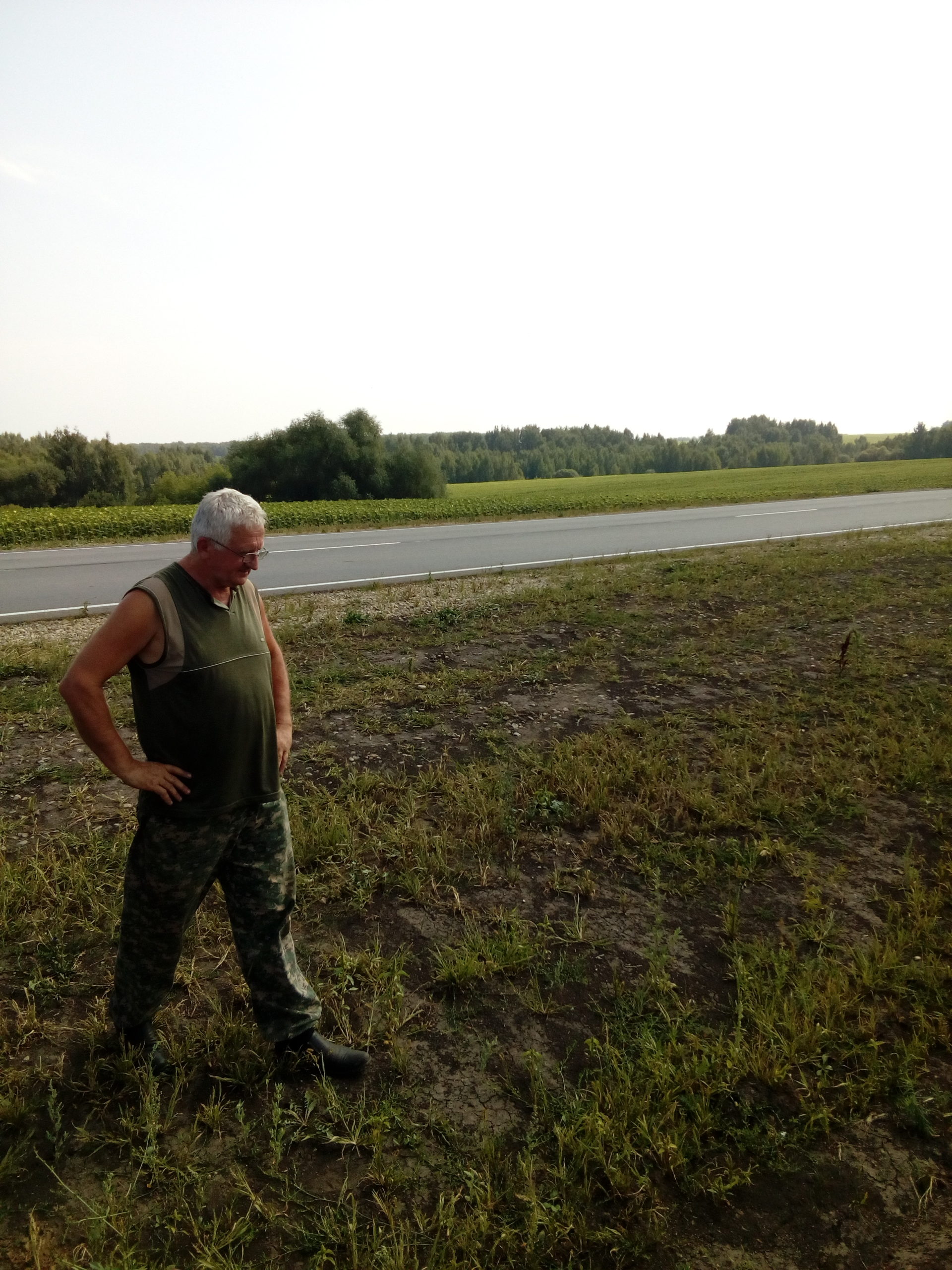 Борис стоит у дороги