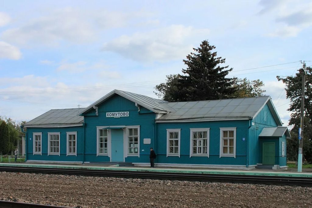 деревянный вокзал станции Хомутово в голубой раскраски