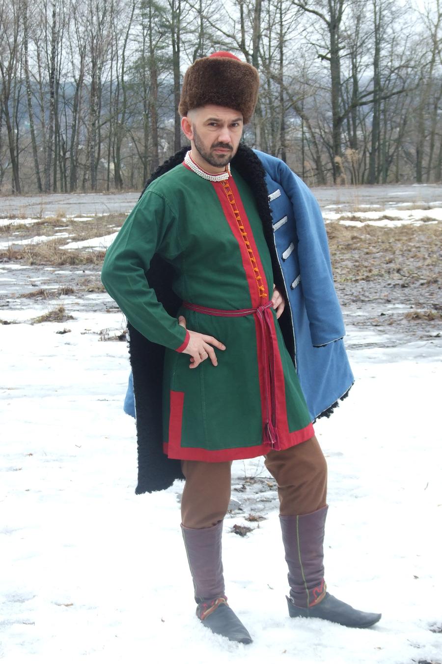 Дмитрий Коренев в старинной одежде зимой