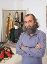 Дмитрий Коренев среди экспонатов