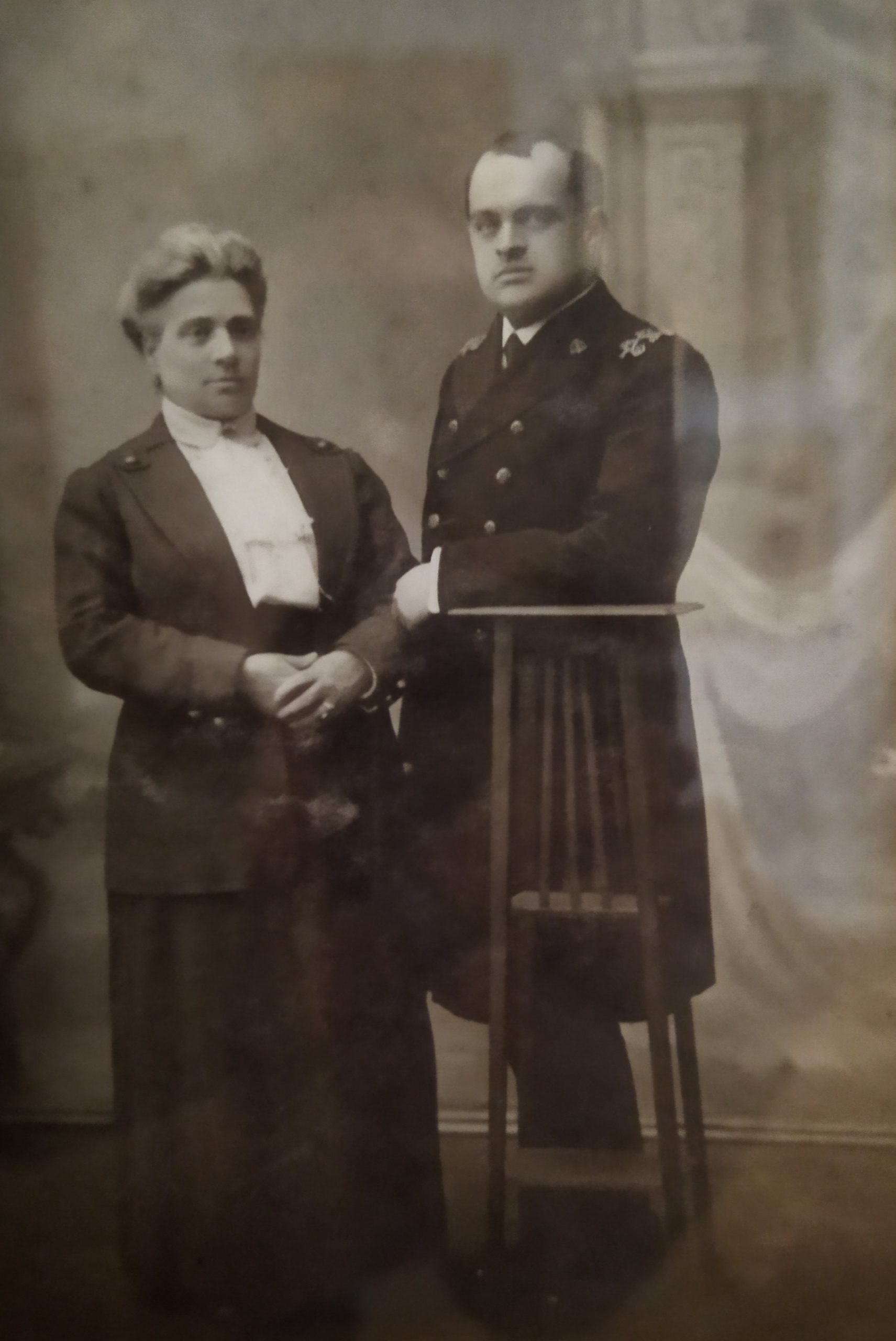 чёрно белое фото Иосифа Каллиникова с матерью