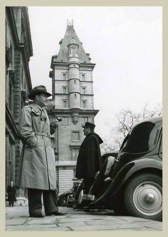 Жорж Сименон курит трубку в Париже