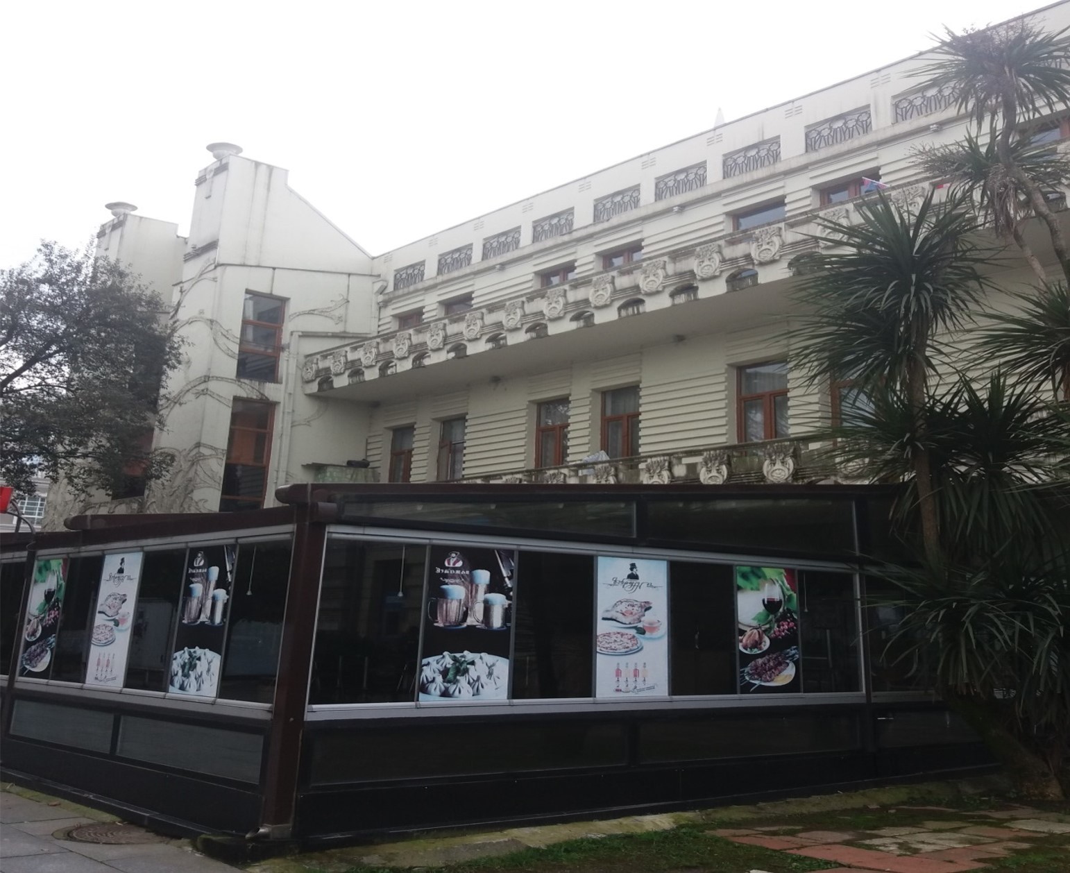 здание бывшей портовой гостиницы в Батуми