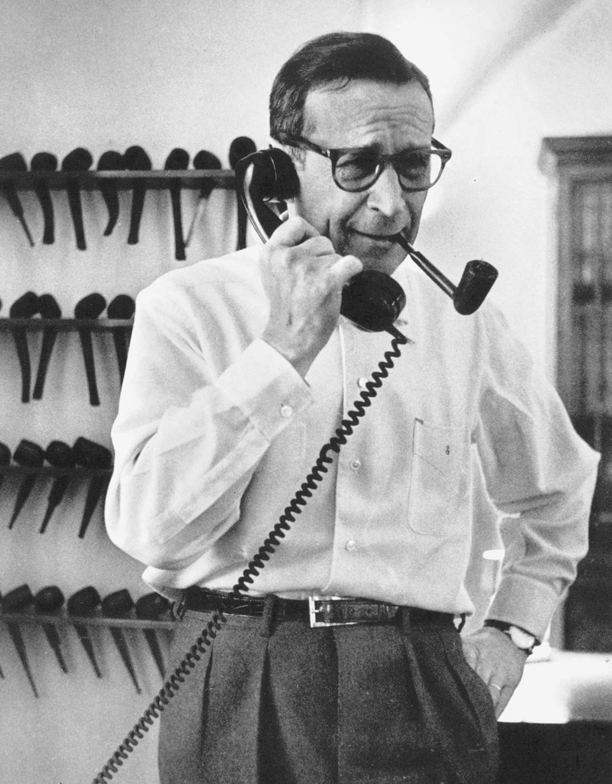 Жорж Сименон разговаривает по телефону