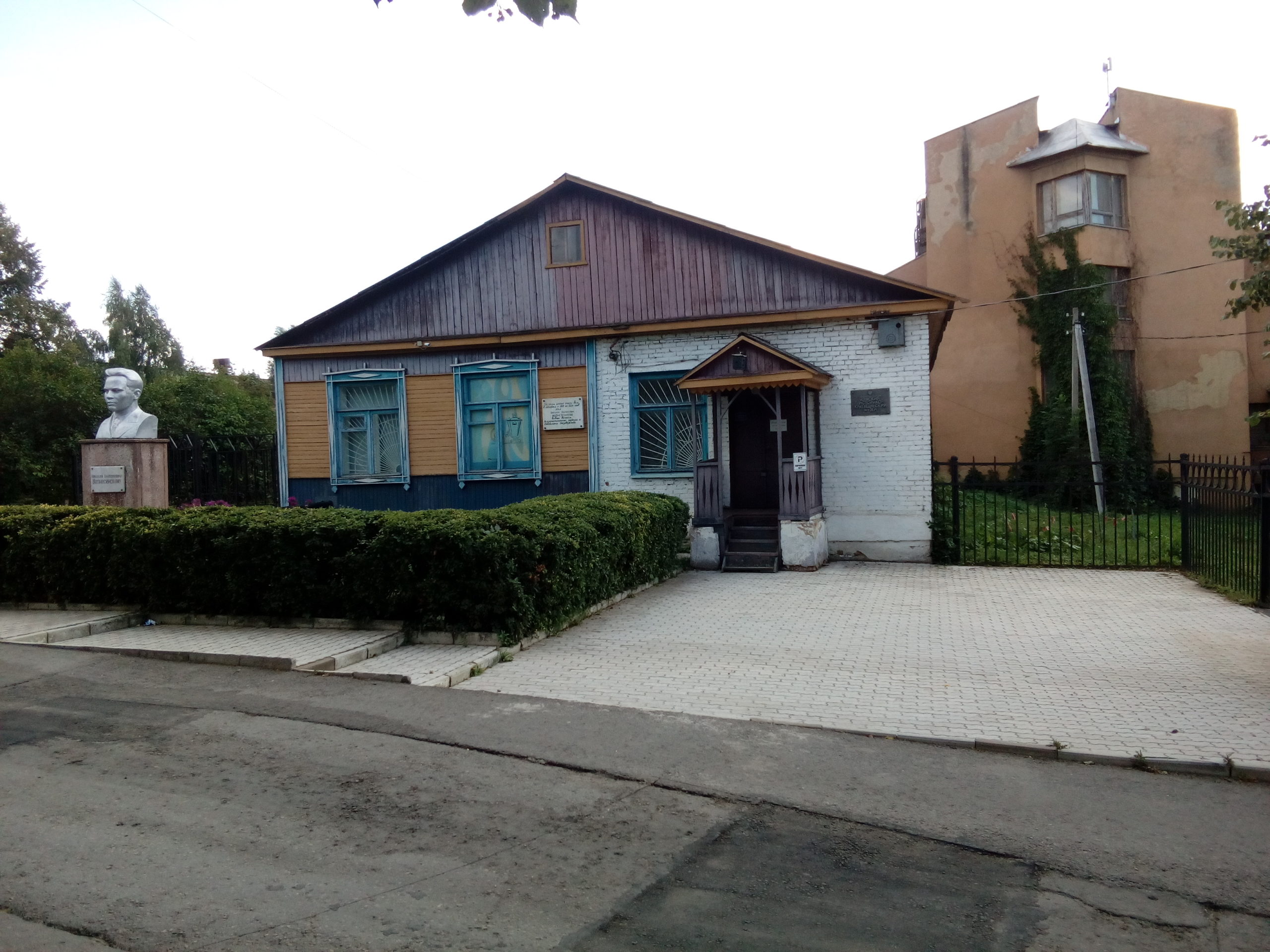 вид на Чернский музей и бюст