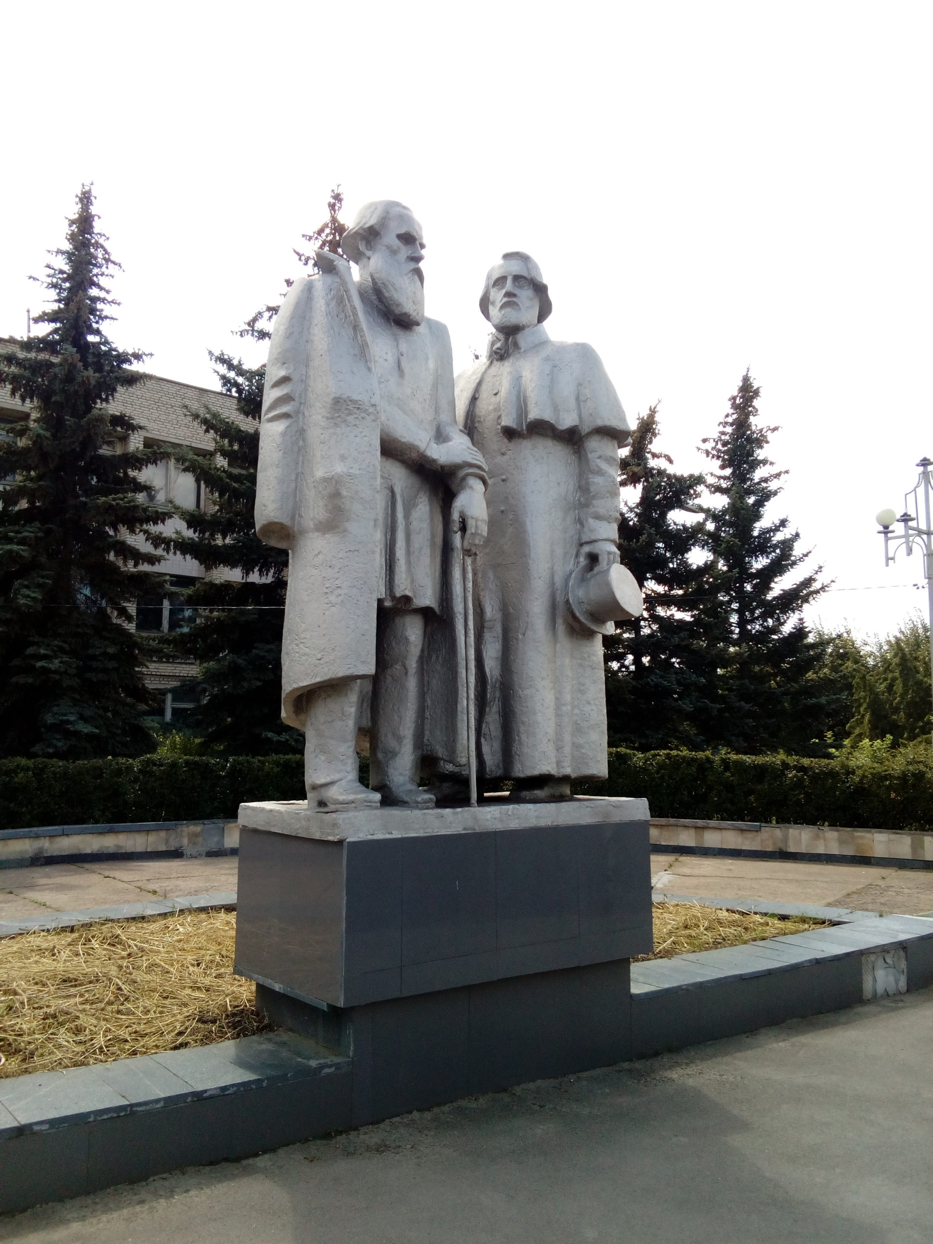 памятник в честь Ивана Тургенева и Льва Толстого в Черни