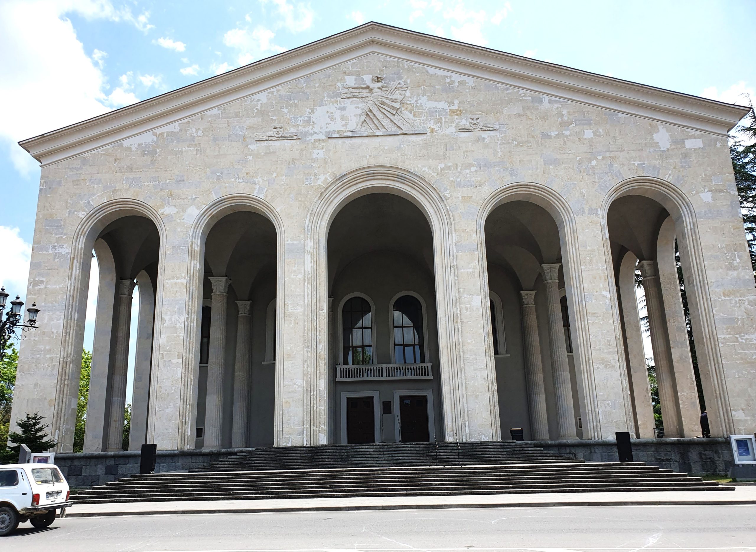 здание театра в Озургети