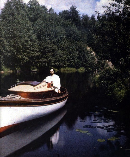 Леонид Андреев на моторной лодке