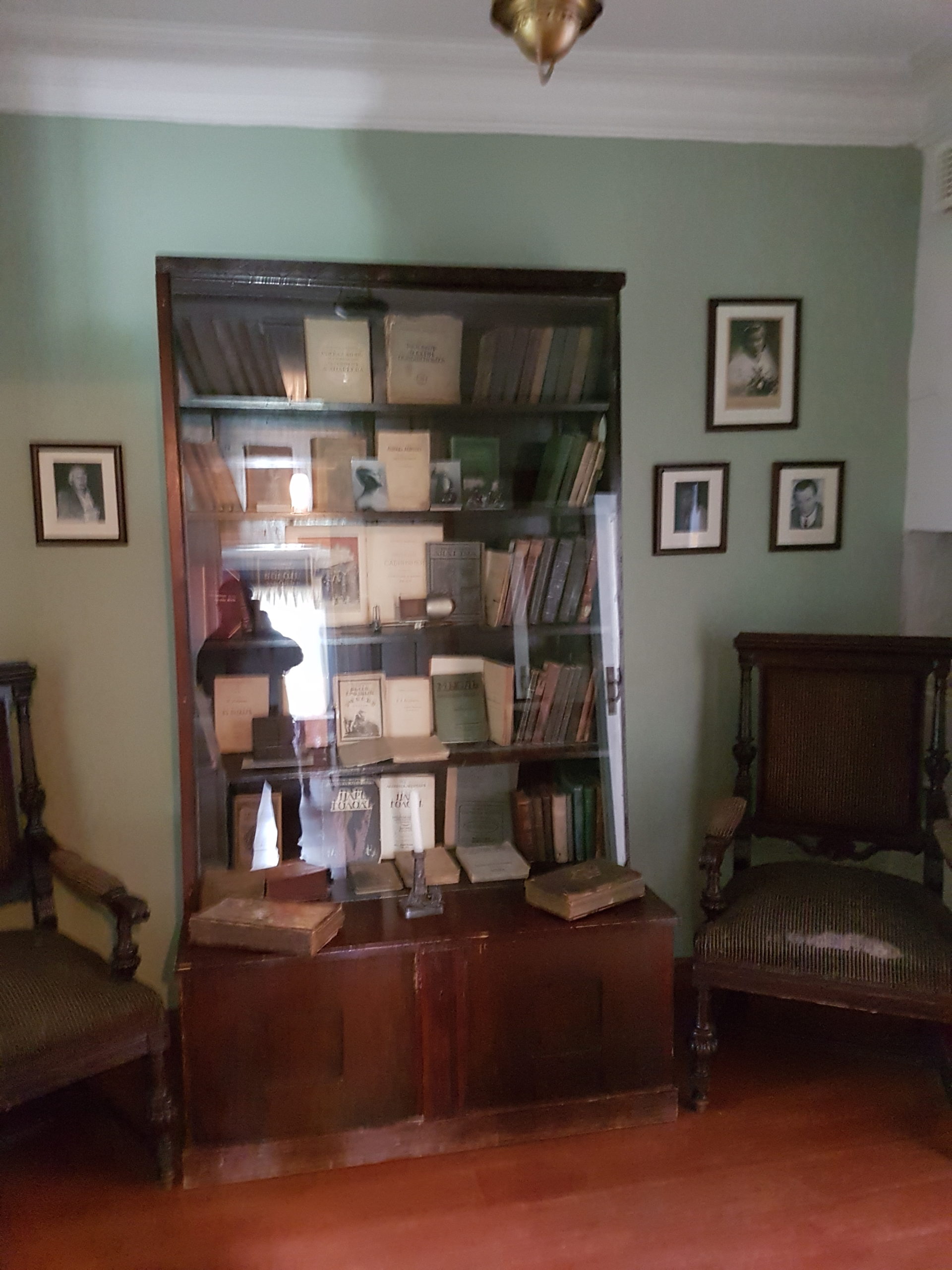 книжный шкаф в доме Андреева