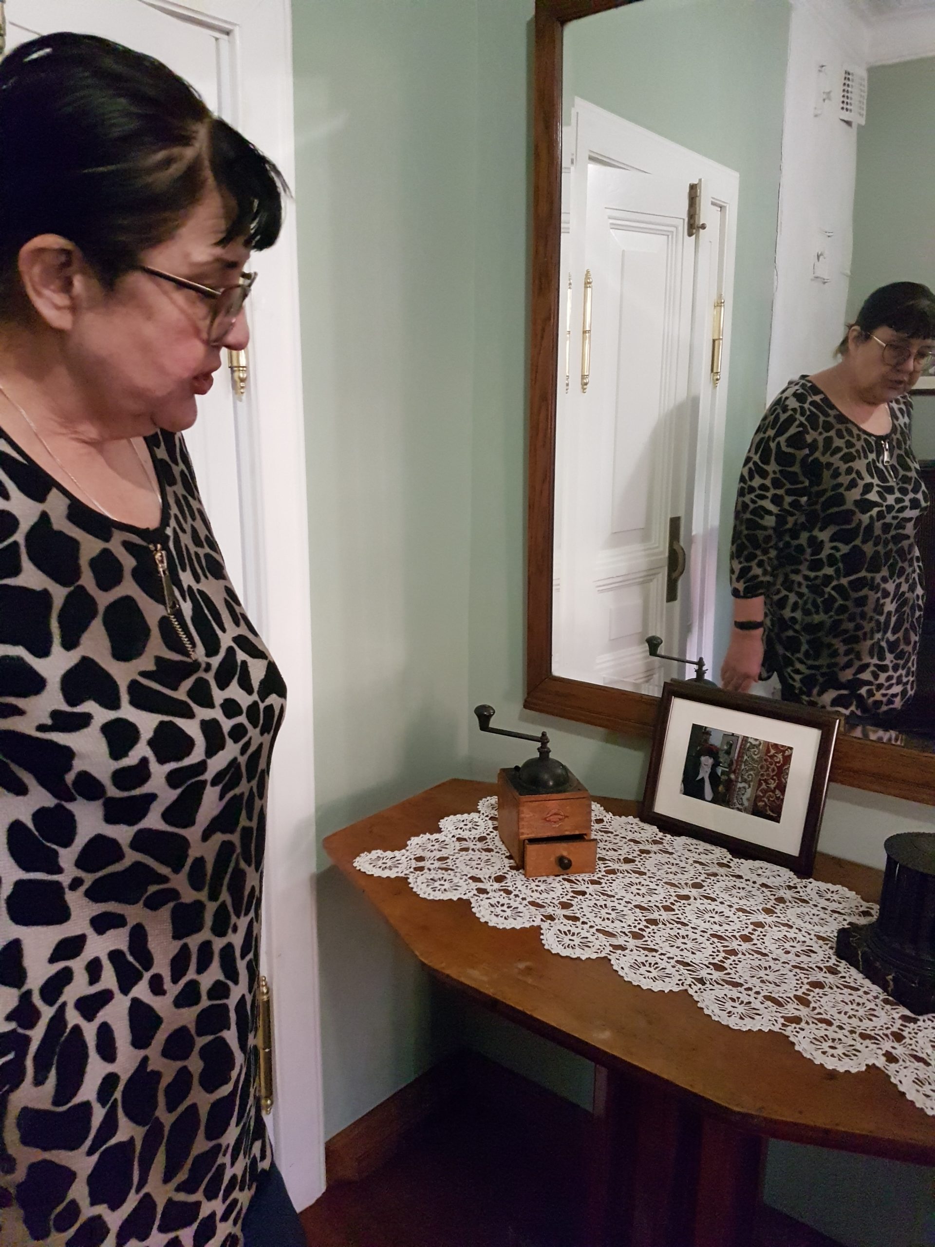 Татьяна Полушина стоит у зеркала