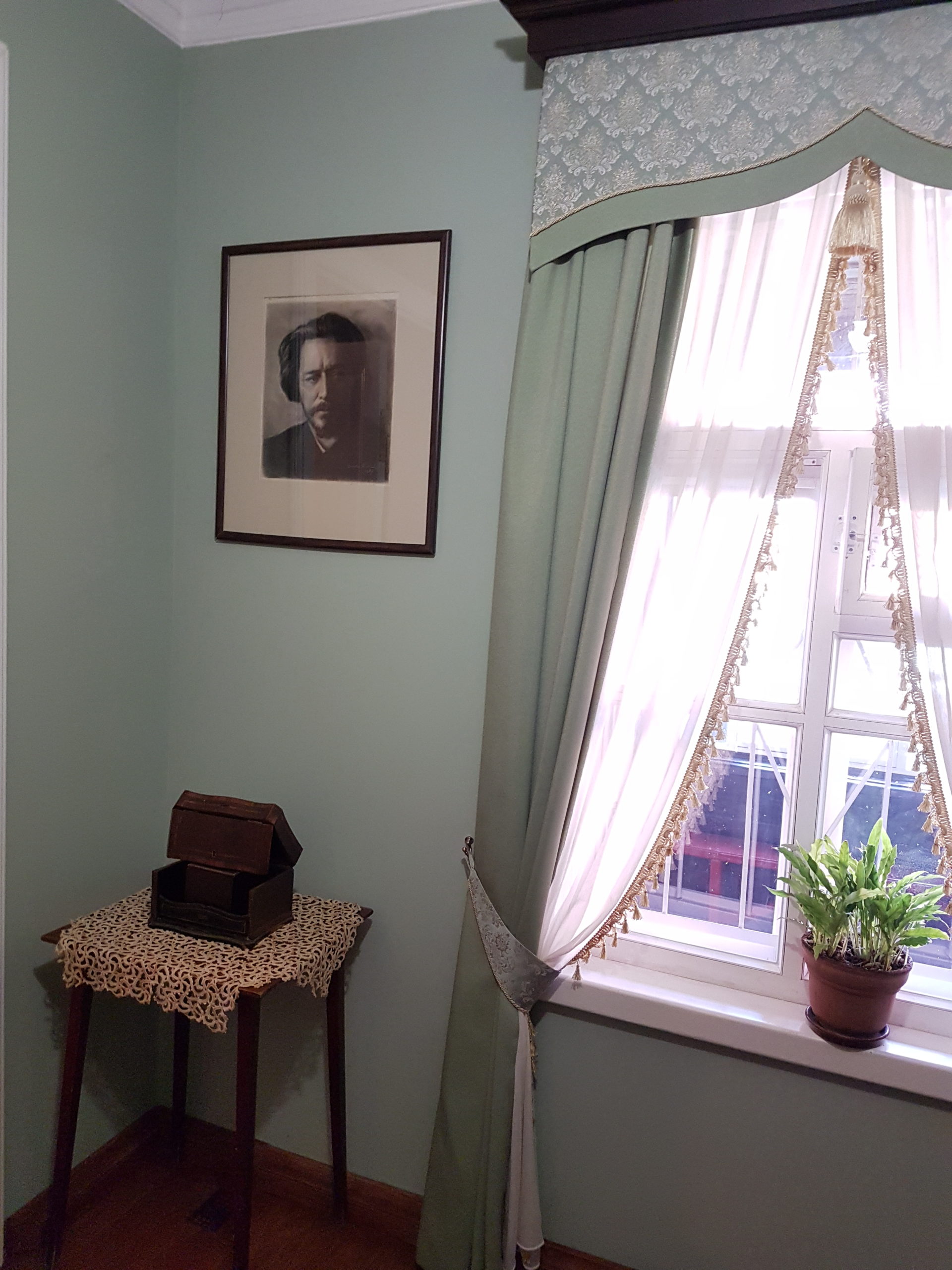 портрет в доме Андреева