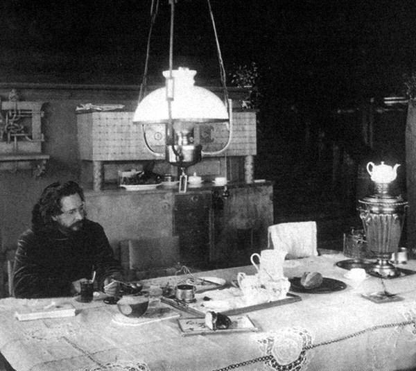 Андреев за столом в столовой