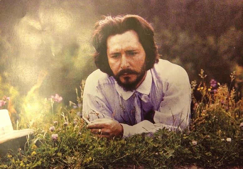 Андреев лёжа в траве