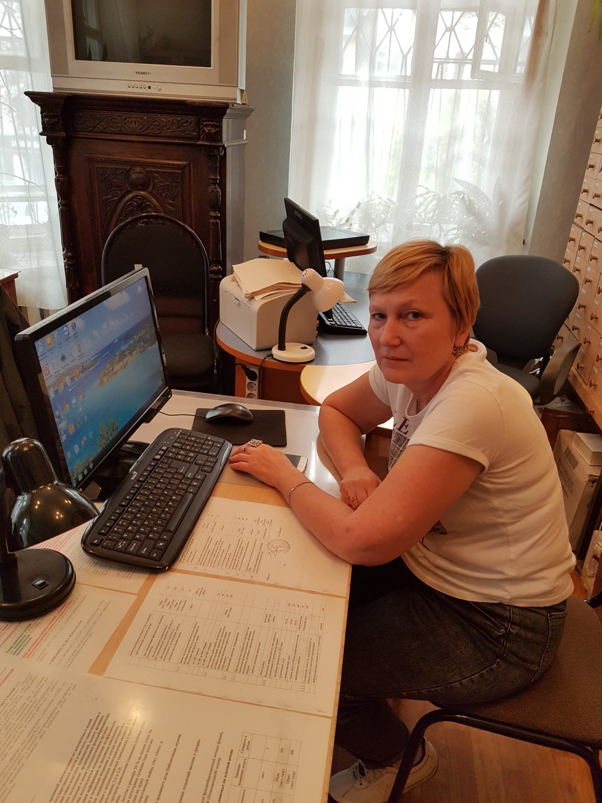Лия Затуловская за рабочим столом