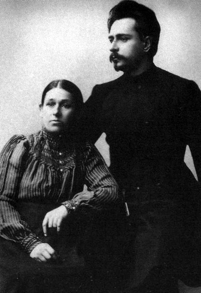 чёрно белый снимок Андреева с матерью