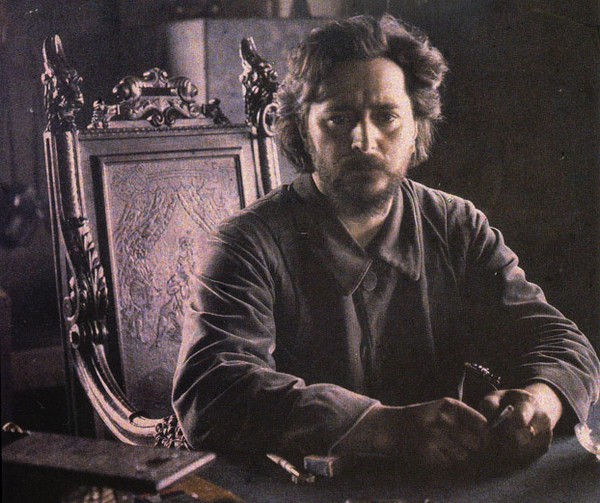 Андреев за письменным столом