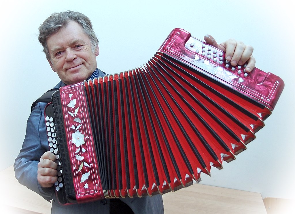 Евгений Дербенко играет на аккордеоне