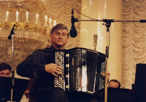 Юрий Вострелов во время концерта