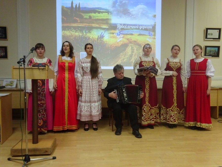 Евгений Дербенко аккомпанирует студенткам