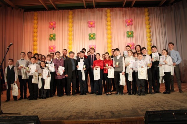 Евгений Дербенко с участниками фестиваля на сцене