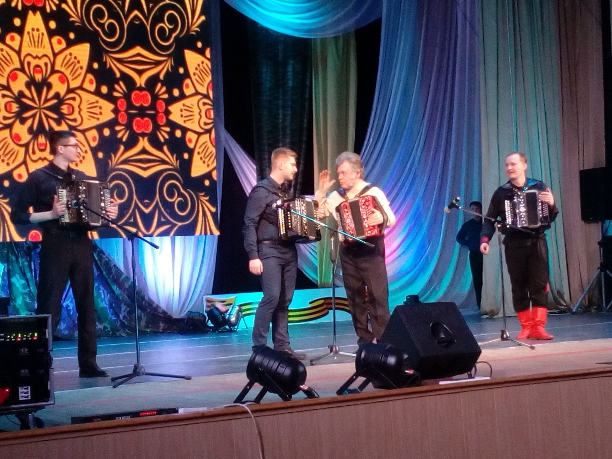 Евгений Дербенко выступает на концерте со своими бывшими учениками