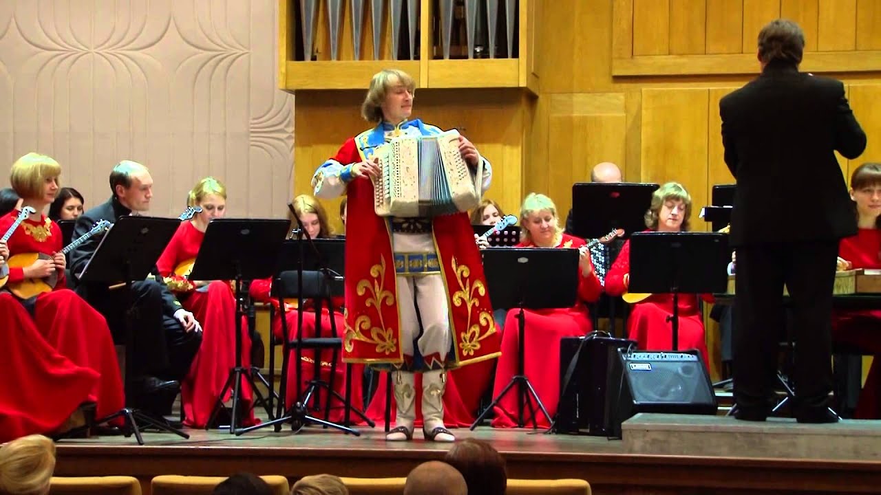 Павел Уханов выступает на сцене