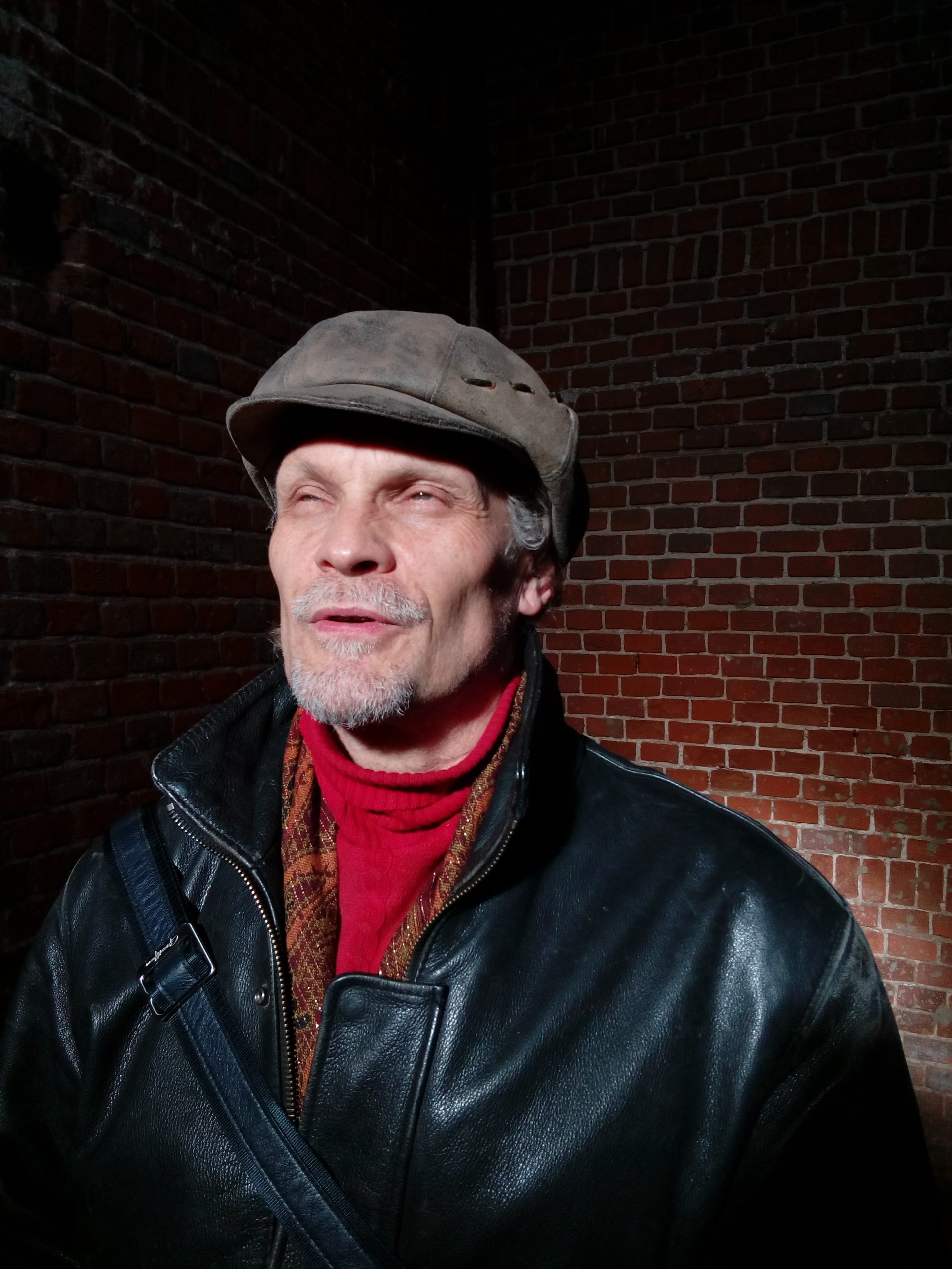 Александр Чайка смотрит в сторону солнце