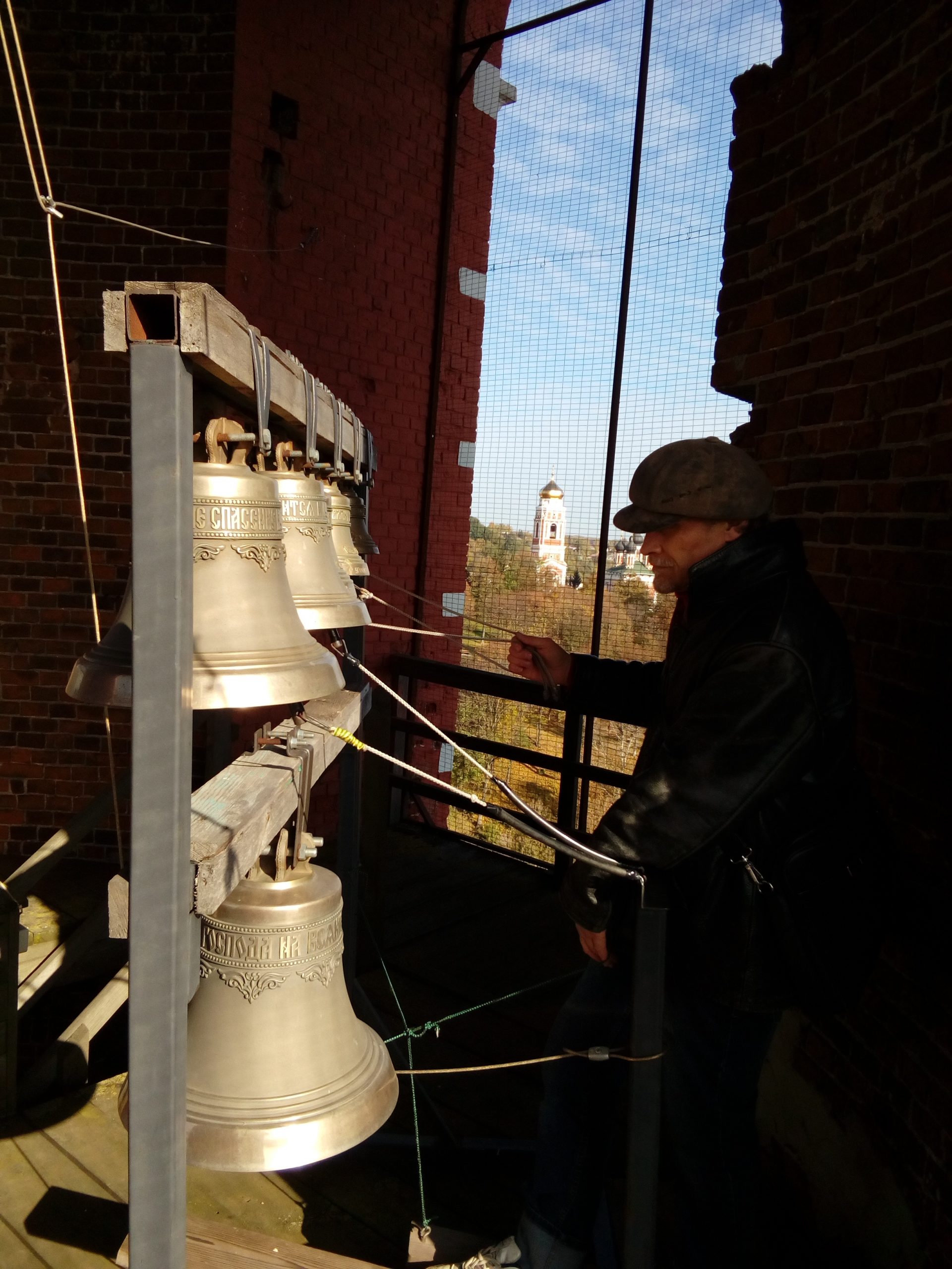 Александр Чайка исполняет звон