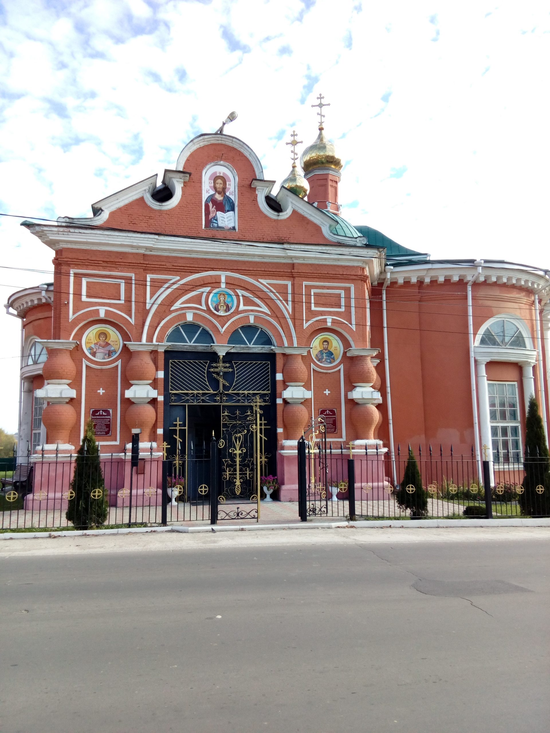 вид на вход в Георгиевский храм