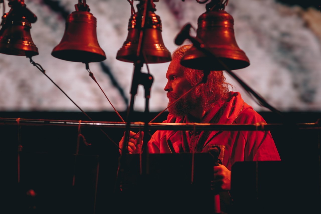 Александр Чайка исполняет звон