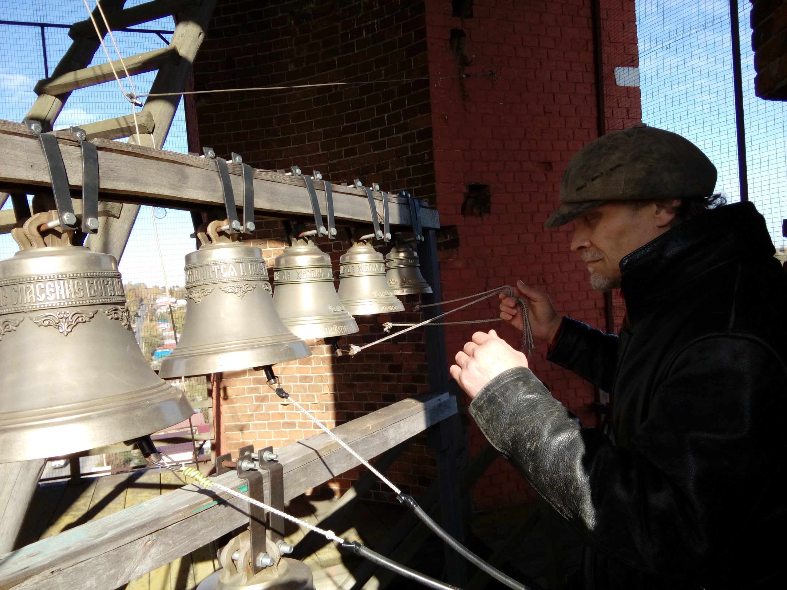 Александр Чайка исполняет звон