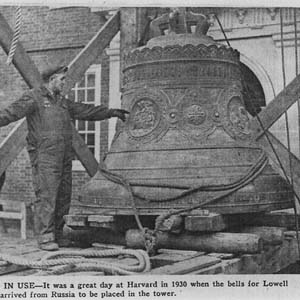 рабочие монтируют колокол в гарварде