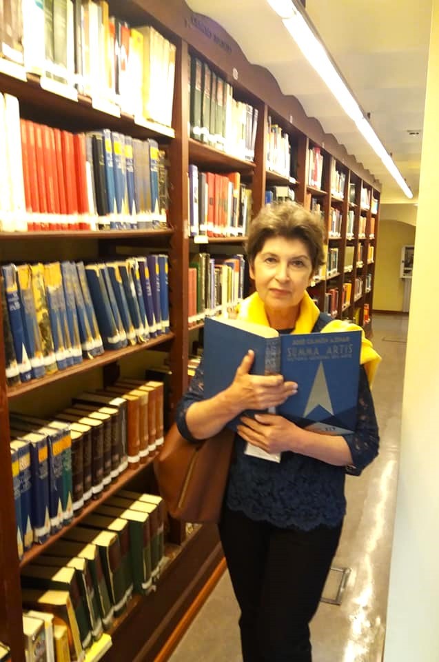 Виктория Диасамидзе у книг