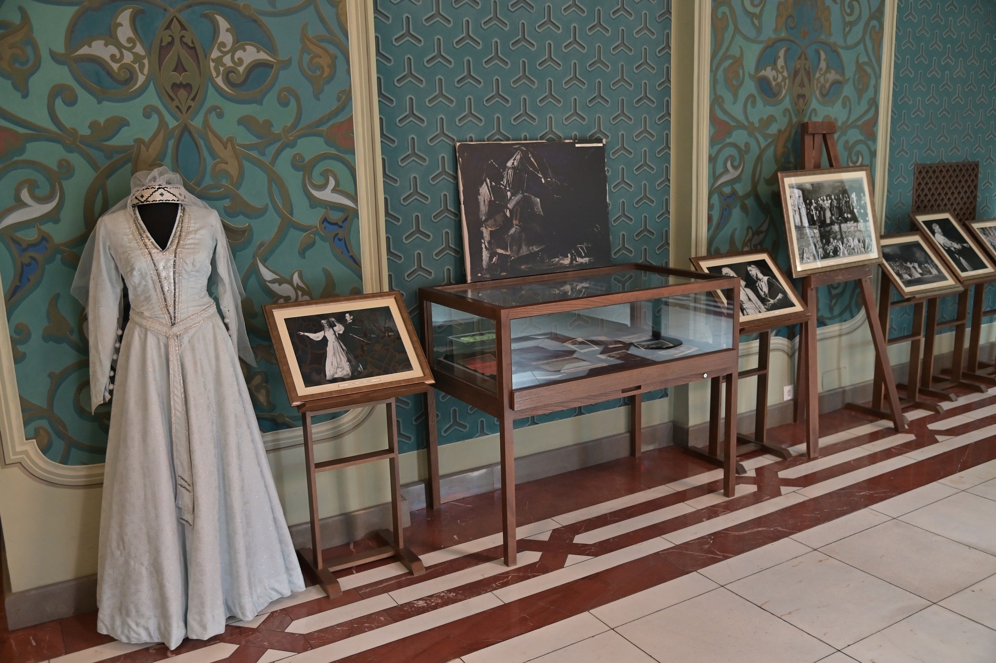 Экспонаты в музее Тбилисского театра оперы и балета