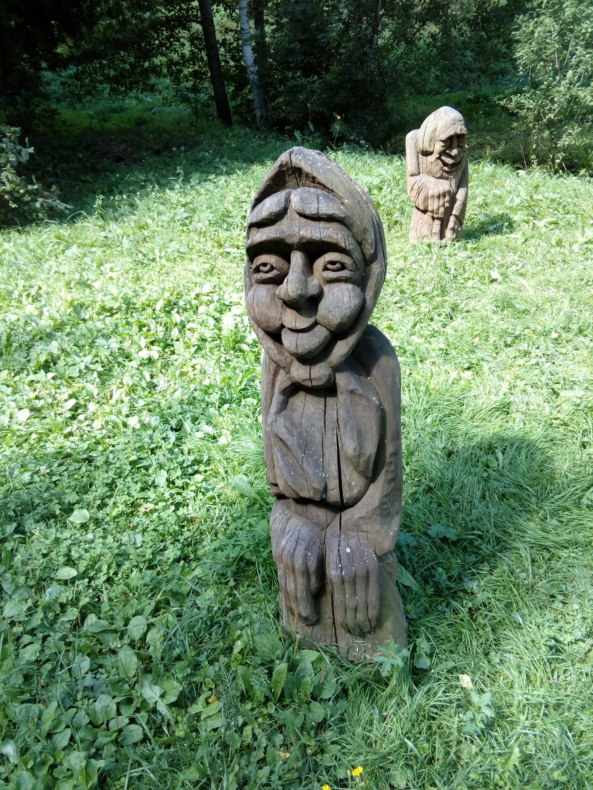 деревянные персонажи старинных сказаний и легенд.