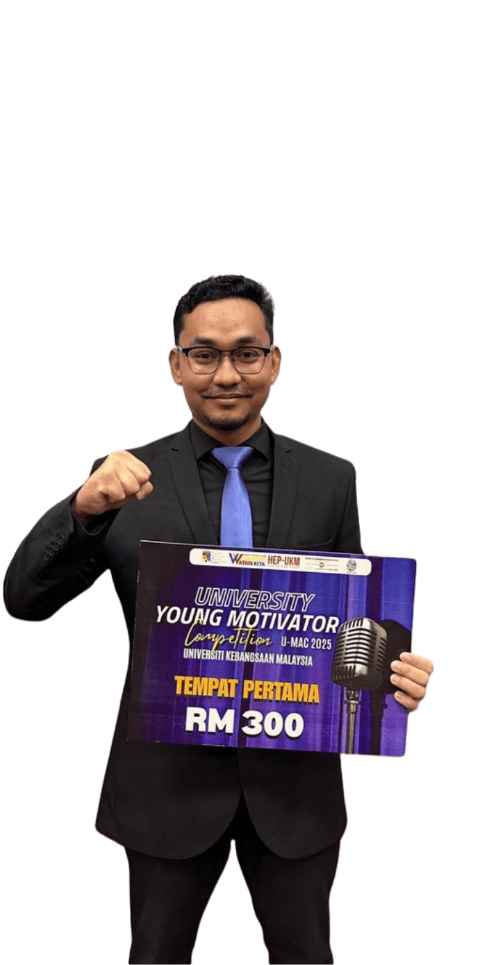 Wan Muhammad Azizi holding the University Young Motivator award