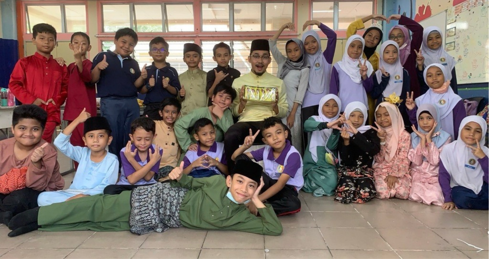 Wan Muhammad Azizi with students during a programme