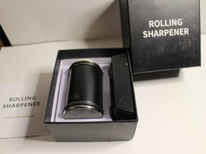 Rolling knife sharpener