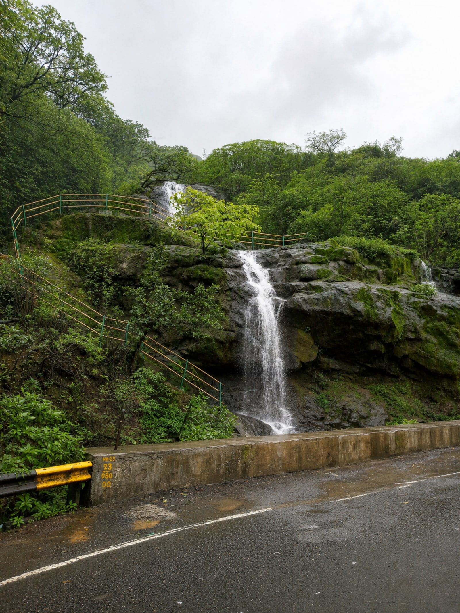 Hadhadwa Waterfall
