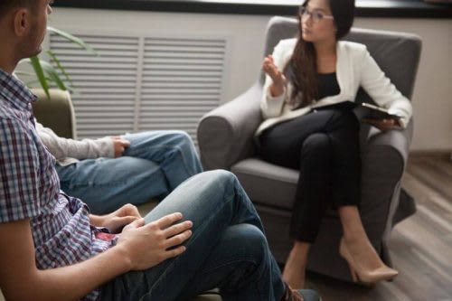A clinical mental health counselor speaks with a client.