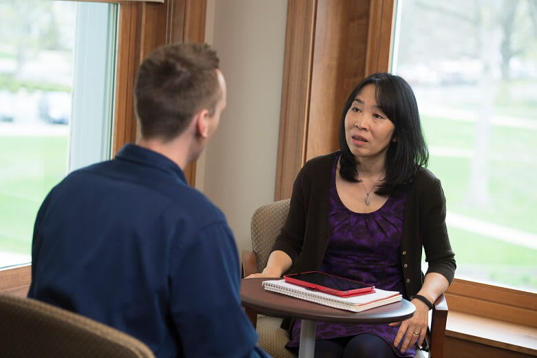 A clinical mental health counselor speaks with a client.