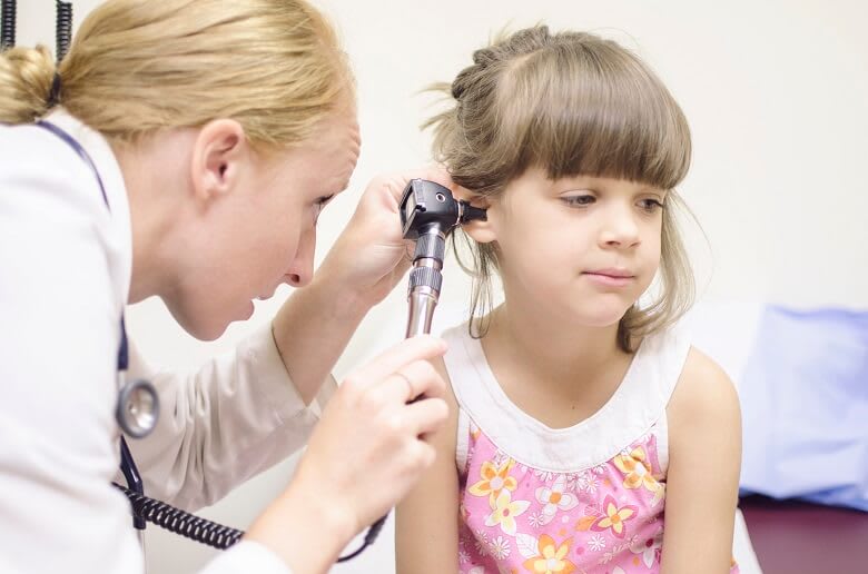 An FNP examines a patient