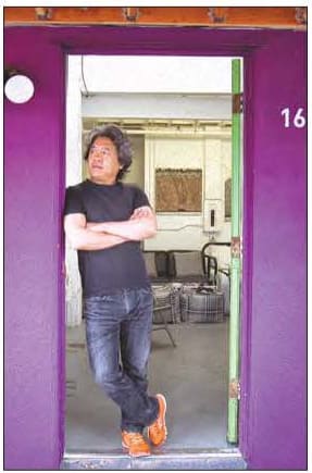 지난 가을, LA 18th 스트리트 레지던시에서 작업하던 박 작가. 김상진 기자