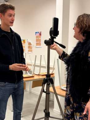 🎬 Former à la prise de parole, c’est apprendre à garder le cap quand tout s’emballe.