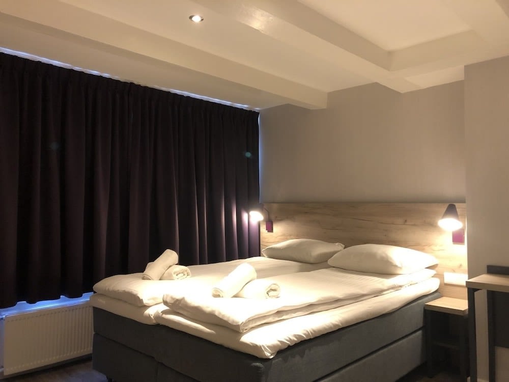 Facade Hotel Amsterdam - main image
