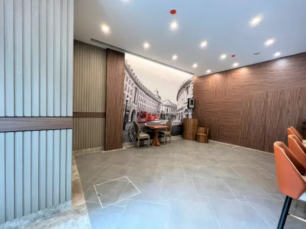 London Hotel - image 3