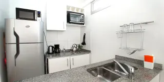 Amplio monoambiente con pileta climatizada, parrilla y seguridad - Miniatura 12