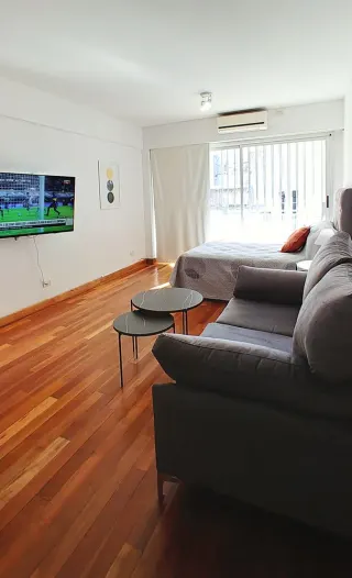 Amplio monoambiente con pileta climatizada, parrilla y seguridad - Miniatura 4