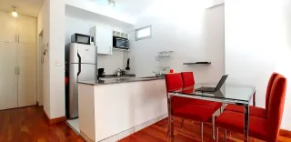 Amplio monoambiente con pileta climatizada, parrilla y seguridad - Miniatura 7